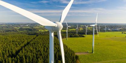 Windräder-Wald-Felder-AdobeStock_419944732