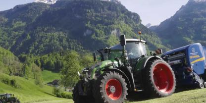 Ein Fendt Traktor bei der Ernte in den Alpen