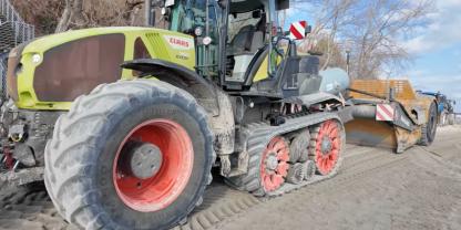 Ein Claas Traktor mit Raupenantrieb
