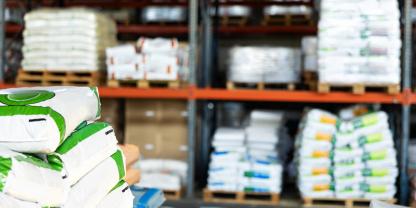 Düngemittel und Pflanzenschutzmittel in einem Lager