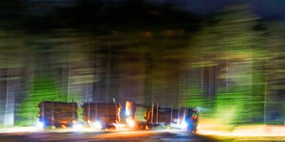 Holztransport in Schweden bei Nacht