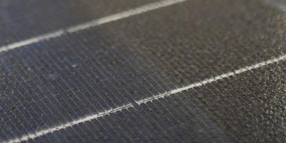 Deutliche Schäden an Solarmodul: Die Veränderung der Oberfläche des Modulglases und die beschädigte ARC sind bereits mit bloßem Auge erkennbar.