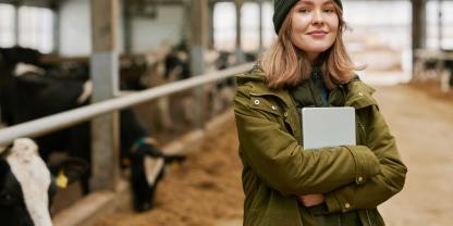 Junge-Landwirtin-AdobeStock_552255236