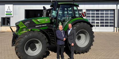 Siegfried Peter (li.) und Johannes Moser (Geschäftsführer der Volk Landtechnik GmbH).