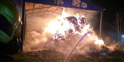 Eine brennende Scheune bei Nacht