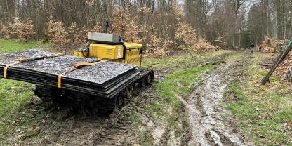 Ein portables Mattensystem als schützende Auflage auf dem Waldboden