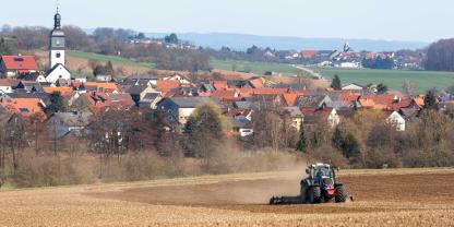 Dorf-Acker-Häuser-AdobeStock_306250209
