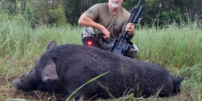 Martin Richter mit einem erlegten Wildschwein. Gerade diese Jagd ist die große Leidenschaft des gebürtigen Bayers.