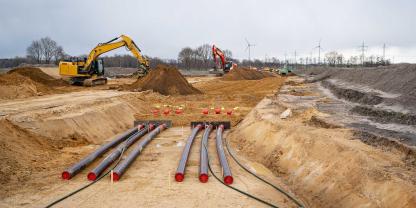 2025 wurden 958 Windkraftanlagen mit einer Gesamtleistung von 5,232 GW gebaut. Aber nun fehlt die Infrastruktur davor. Der Netzausbau hinkt hinterher.