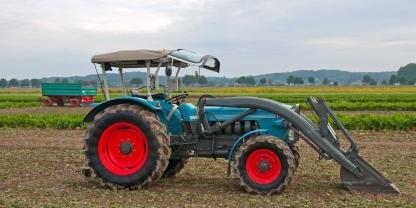 Ein Eicher Traktor auf einem Acker