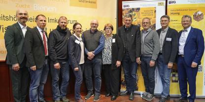 Gruppenfoto auf dem Veitshöchheimer Imkerforum mit LWG-Präsident Dr. Jörg Hirsche (links), mittig Dr. Ingrid Illies nebst Dr. Stefan Berg sowie DIB-Präsident Torsten Ellmann (2.v.r).