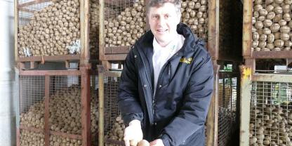 Ackerbaureferent Fabian Blöchl vom Landesbauernverband vor gut gefüllten Lagerboxen bei der Agrargenossenschaft Groß Machnow.