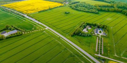 Ein Bauernhof in Dänemark inmitten von Feldern