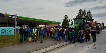 LsV-Mitglieder demonstrieren vor einer Tankstelle.