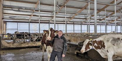 Armin Nürnberger mit seiner Moovin-RF-Tochter Cleo. Ihre Mutter, die Red Rose-Tochter Cookie steht mit fünf Kälbern im Betrieb.