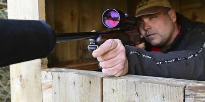 Je nach individueller Größe variiert die Führungshand minimal in der Höhe. Der rechte Ellbogen liegt dabei fest auf und bildet so die stabile Dreipunktauflage.