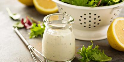 Das cremige Dressing ist ein perfekter Begleiter für Salat.