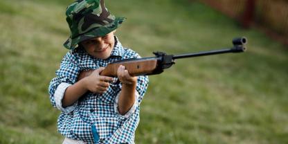 Kinder mit dem Luftgewehr im Garten schießen zu lassen, ist nicht gerade eine gute Idee.