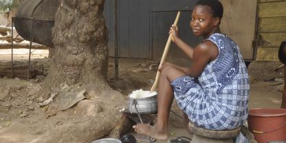 Frau in Afrika kocht Reis