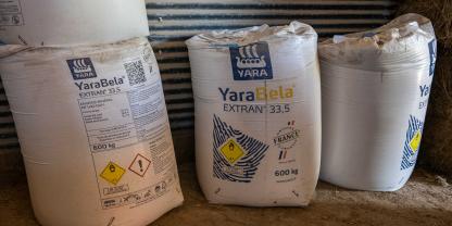 Düngemittel in Säcken in einer Scheune