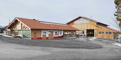 Der neue Laufstall ist als zweihäusiges Konzept mit Laufhof und separatem Melkhaus realisiert.