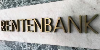 Schriftzug der Rentenbank auf einer Marmor-Tafel