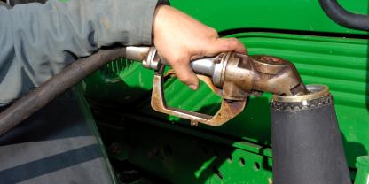 Landwirt tankt seinen Traktor.