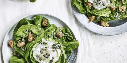 Kopfsalat mit mediterranem Twist:  Burrata und Kapern