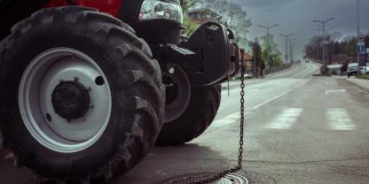 Eine Blockade mit einem Traktor