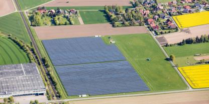 Solaranlage auf einem Feld: Niedersachsen liegt bei der Gebtsmenge der aktuellen Ausschreibung der Bundesnetzagentur auf Platz 2.