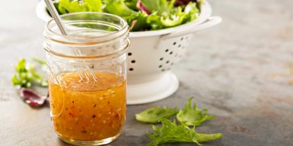 Der perfekte Begleiter für leichte Sommersalate: Kräuter-Vinaigrette