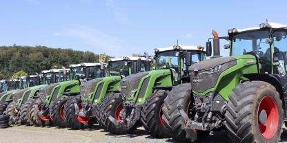 Großmaschinen auf einem Raiffeisen-Hof. Die neue Raiffeisen Technik soll künftig Agrartechnikstandorte von Raiffeisen Waren und RWZ bündeln.