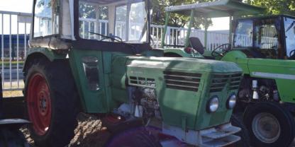 Ein alter Deutz-Fahr D4006 Traktor