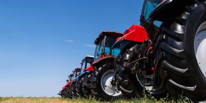 Ein Landwirt fiel beim Online-Kauf eines Traktors auf Betrüger herein. Die Täter nutzten offenbar gefälschte Händlerdaten (SYMBOLBILD).