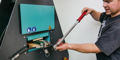 Kai Lippert vom KWF testet am neuen Teststand die Hubkraft eines Spindelkeils.