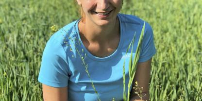 Marlene Gruber bewirtschaftet gemeinsam mit ihrer Schwester Lucia einen Bioland-Ackerbaubetrieb in Niederbayern. Auf Youtube und Facebook berichten sie über ihre Arbeit. Für agrarheute schreiben sie regelmäßig in unserer Kolumne „Kopfdünger“.