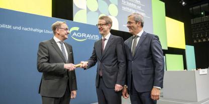 Der langjährige Aufsichtsratsvorsitzende Franz-Josef Holzenkamp (li.) übergab im Beisein von Agravis-Chef Dr. Dirk Köckler (re.) den Staffelstab an seinen Nachfolger Philipp Schulze Esking.