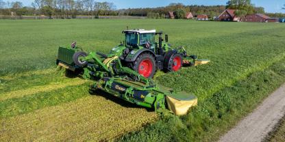 Krone zeigt mit dem EasyCut B 1250 CV Fold Collect eine neue Butterfly-Mähkombination mit bis zu 12,50 m Arbeitsbreite, Aufbereiter und Schwadzusammenführung.