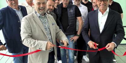 Rainer Röttger (vorne links, Geschäftsführer Österreich) und Hans-Peter Fricke (vorne rechts, Inhaber und Geschäftsführer der Fricke Gruppe) gemeinsam mit dem österreichischen Granit Parts-Team bei der Eröffnung des Kundencenters in Klosterneuburg.