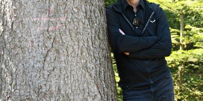 Werner Berthold neben der „Waldmutter“, dem ältesten Baum in seinem Wald