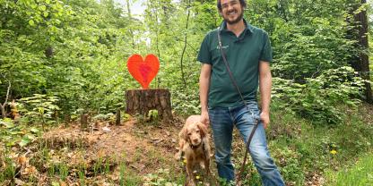 Abb. 1: Tobias Helfentein mit seinem Bretonischen Vorstehhund Sam am Rande eines Herzwaldes in Hennweiler.