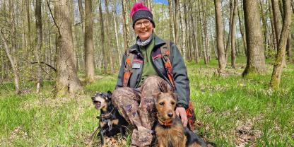 Immer an Denis Goldhahns Seite - ihre zwei Jagdterrier, Greta und Granne.