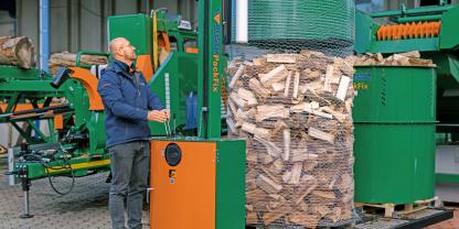Gewickeltes Scheitholz kann auf Paletten trocknen.