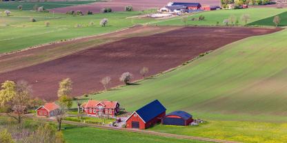 Ackerland-Bauernhaus-AdobeStock_1943880116