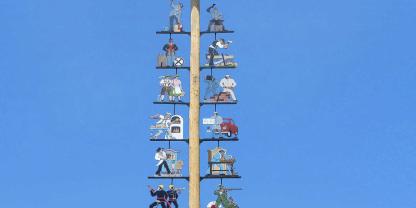 Der Maibaum gehört in Bayern zum Frühling wie das erste Grün auf den Wiesen – bunt geschmückt steht er für neues Leben und wird im Dorf oft gemeinsam aufgestellt und bewacht.