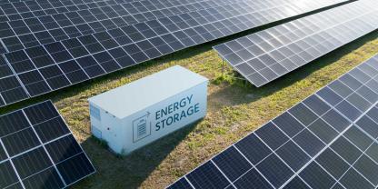 Batteriespeicher inmitten einer Freiflächen-PV-Anlage: Das Bundesprogramm Energieeffizienz für Landwirtschaft und Gartenbau endet zum 31. Mai 2026.