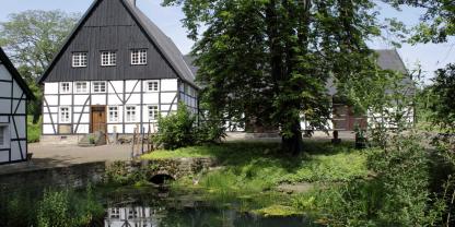 Vorsicht bei der Hofübergabe: Ohne Denkmalschutz kann die Entnahme des Wohnhauses aus dem Betriebsvermögen richtig teuer werden.