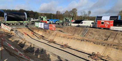 Statt als Erdkabel - wie hier auf einer Suedlink-Baustelle bei Heeslingen - sollen neue große Stromleitungen nun doch wieder als Freileitungen geplant werden.