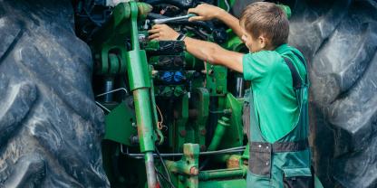Landwirte können Kosten für ihre Maschinen auf zwei Arten steuerlich geltend machen.