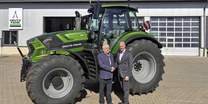 Siegfried Peter (li.) und Johannes Moser (Geschäftsführer der Volk Landtechnik GmbH).